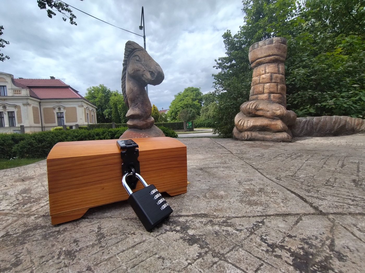 Dřevěná truhla se zámkem