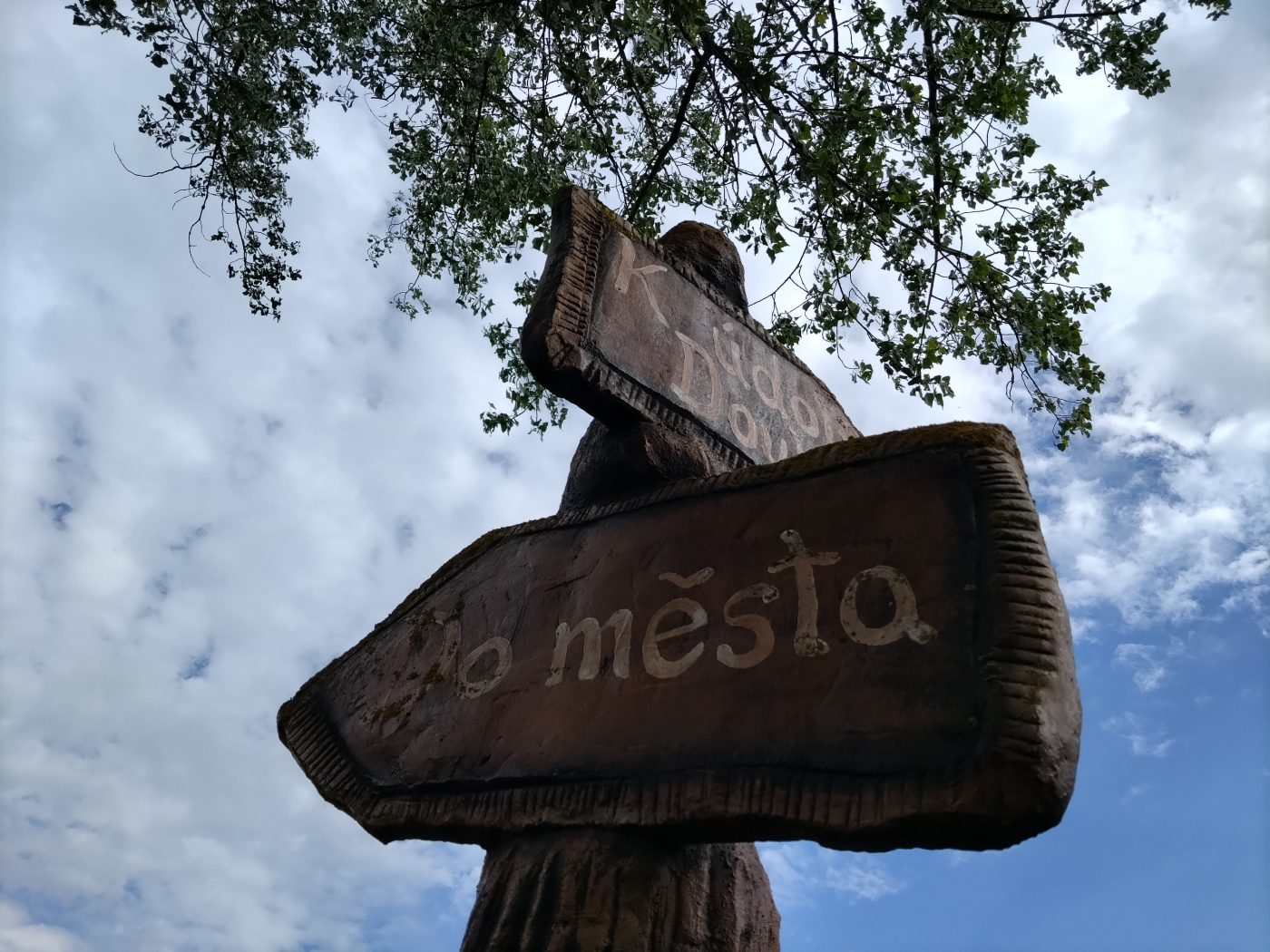 Cedule Do města na trase hry